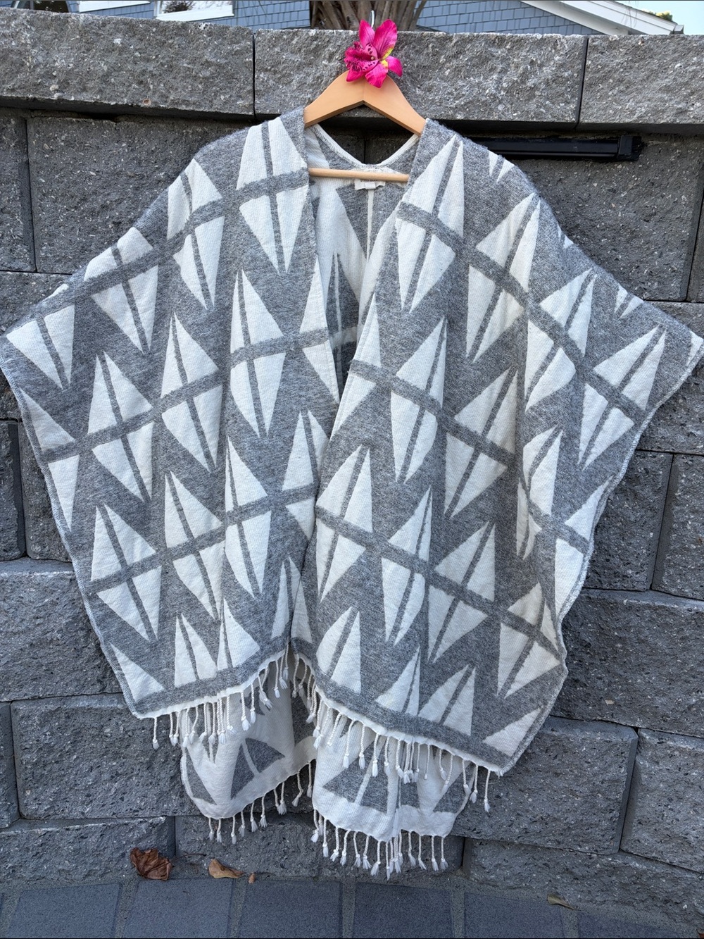 Geometric Gray & White Open-Front Poncho by